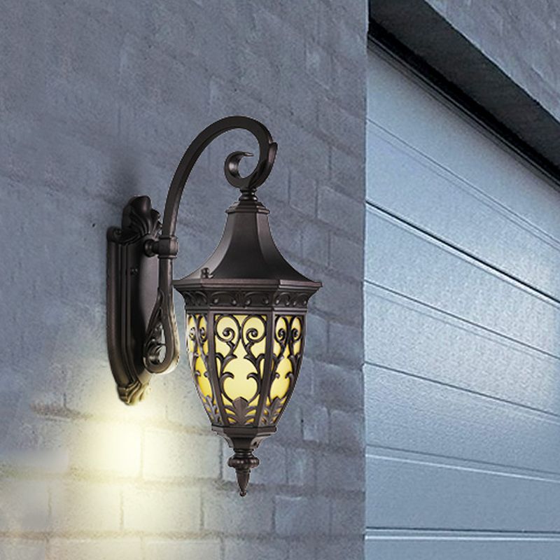Metall geschwungene Wandbeleuchtung Klassische 1-Licht-Außenwand hängende Licht in Schwarz mit Gelbglas Schatten von Urnen