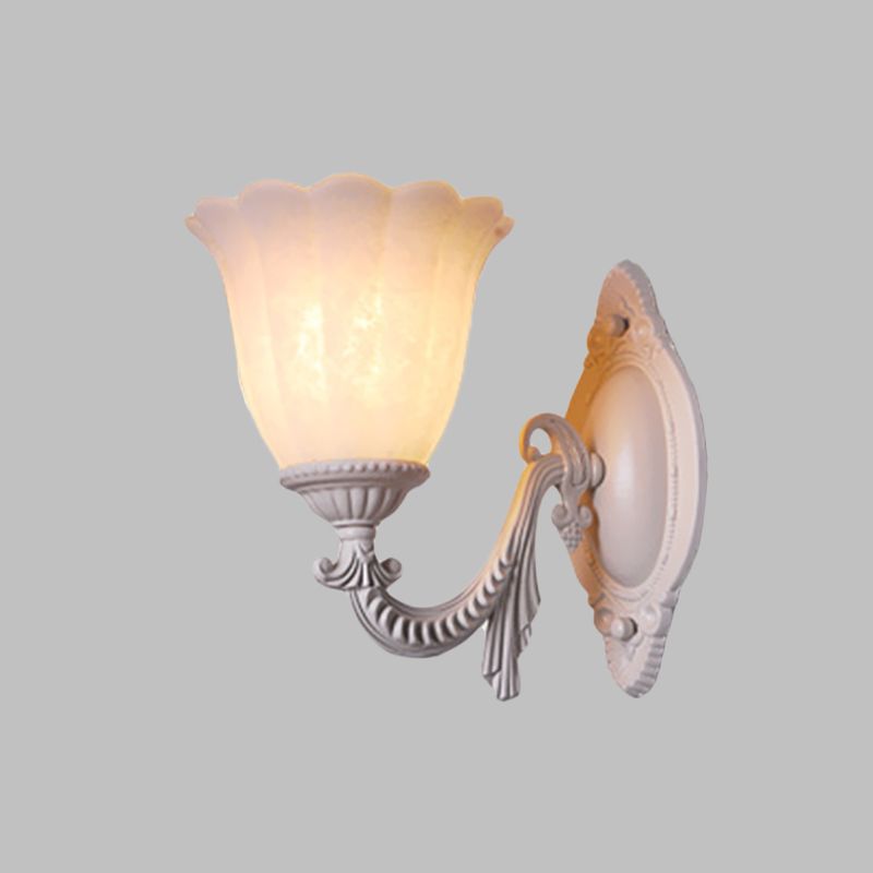 Flower White Glass Sconce Light Vintage 1/2-Bulb Sogrofende Illuminazione a parete con braccio curvo