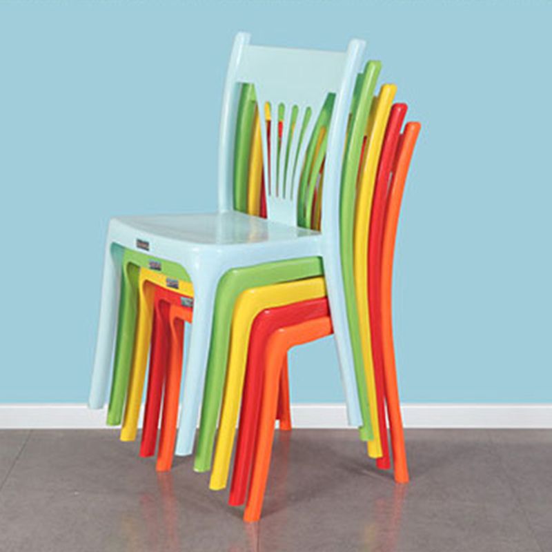 Silla apilable de estilo contemporáneo con respaldo de listones de plástico, silla sin brazos