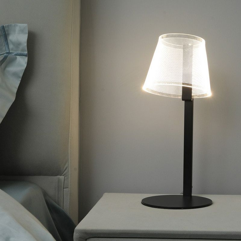 Lampada da tavolo con paralume affusolato Macaron acrilico per bambini camera da letto LED comodino idee di illuminazione