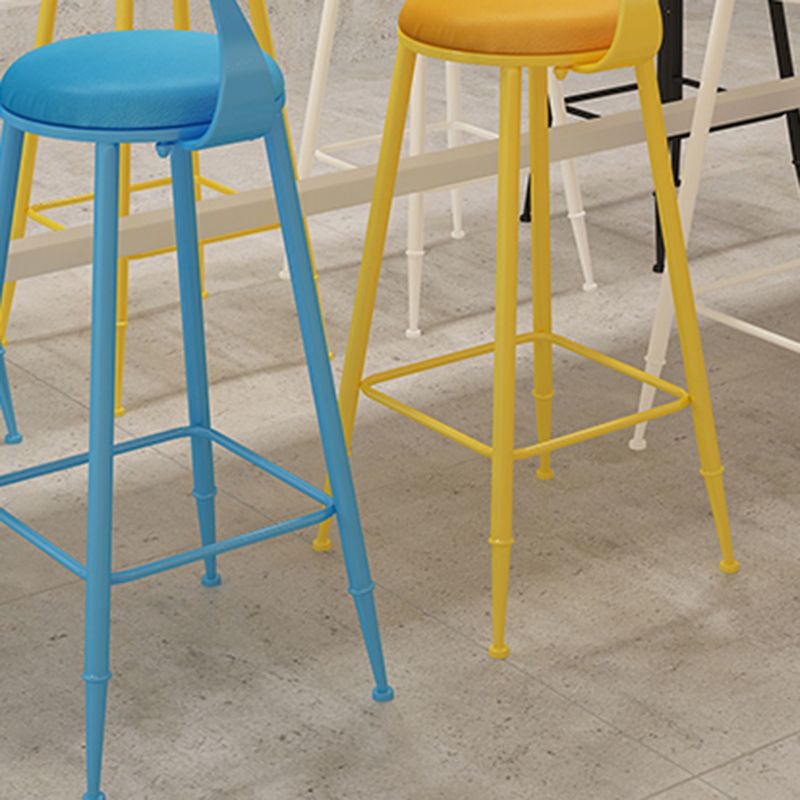 Moderner Barhocker mit Ledersitzen, Metallgestell mit 4 Beinen, bunter Barhocker für das Wohnzimmer
