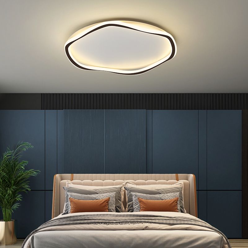 Los LED lineales acrílicos están instalados en dispositivos de fijación de techo de hierro lacado de estilo moderno en espacios interiores.