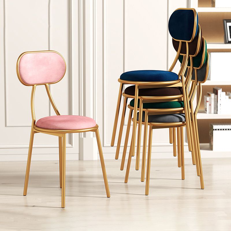 Silla lateral tapizada de diseño nórdico con respaldo abierto