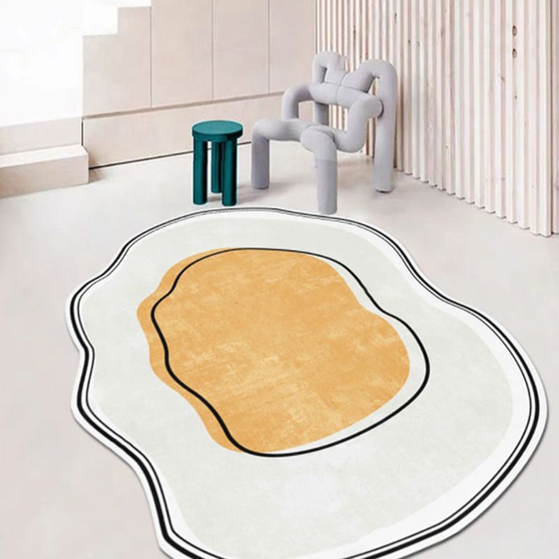 Tapis de salon jaune.