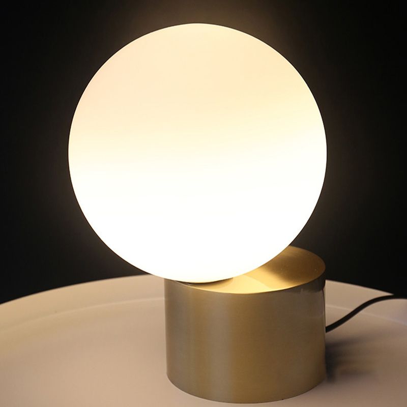 Lampada da tavolo postmoderna a 1 testa Mini lampada da comodino con sfera dorata con paralume in vetro bianco smerigliato