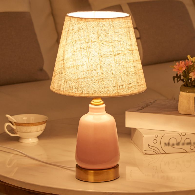 1 table de nuit de la tête de chambre à coucher lumière simple de bureau rose avec tissu plissé / nuance en tissu plissé conique