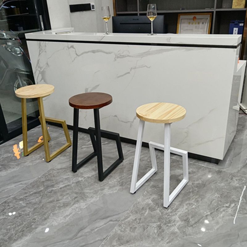 Modern Style Iron Bar Stool with Footrest Bristol Creative Bar Stool (set of 2)