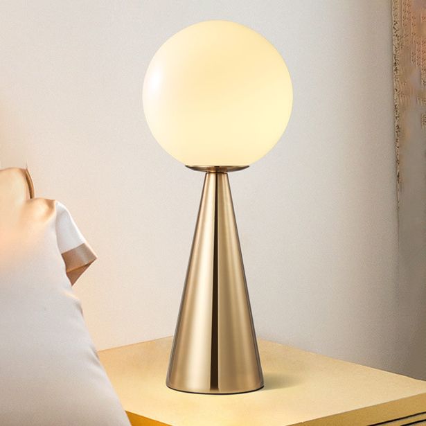 Lampe de table en verre globe doré dans un style de luxe moderne, lampe de bureau en fer forgé pour les espaces intérieurs