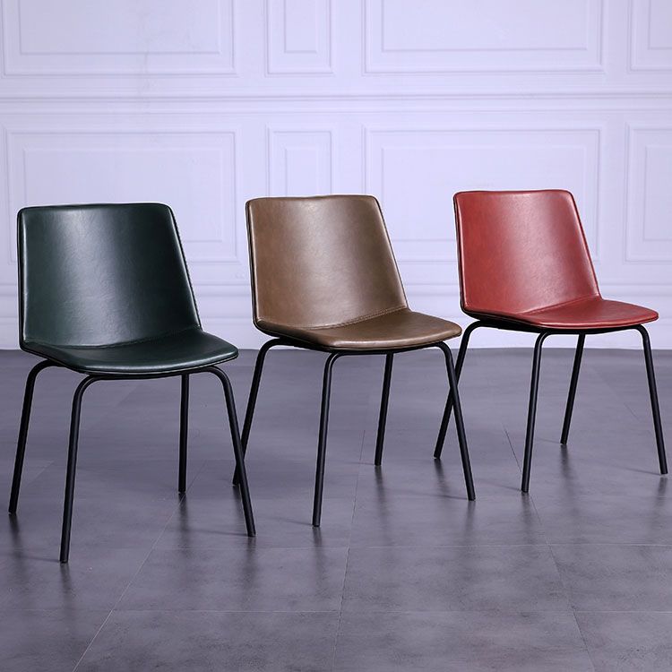 Silla de comedor con acabado mate de cuero de silla lateral con respaldo sólido de hotel contemporáneo