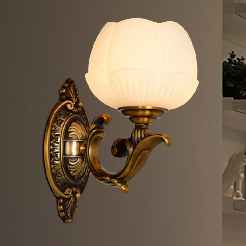 Tombra de loto Insconce luminoso lámpara de pared de vidrio blanco y metal 1 lámpara de pared de acabado de latón ligero