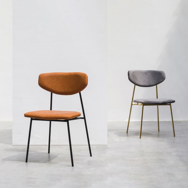 Chaise latérale de restaurant contemporaine en cuir, chaise de salle à manger ouverte de couleur foncée