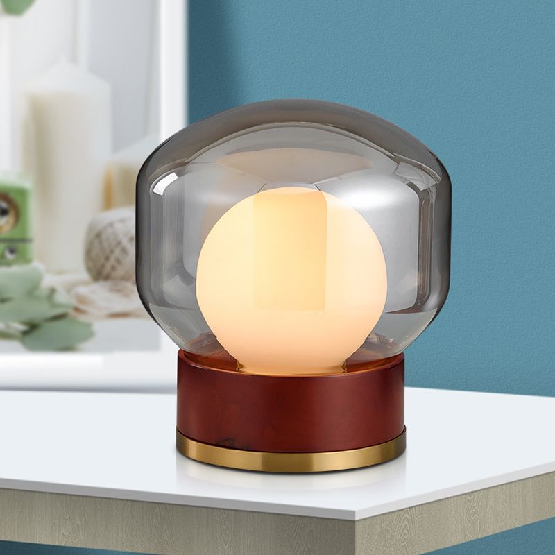 Lampada da tavolo per camera da letto in campagna con illuminazione notturna a globo in vetro opale, colore marrone con base in legno