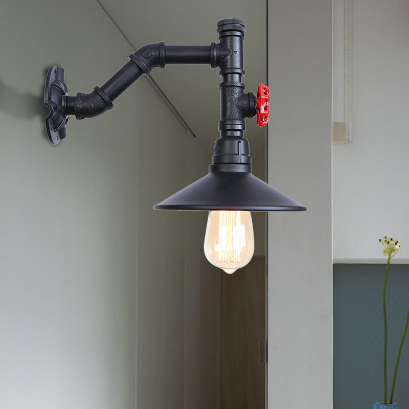 Lagerhaus ausgestattete Wandlampe Lampe 1 Glühmetallische Wandbeleuchtung mit Sanitärrohr und rotem Ventil in Schwarz