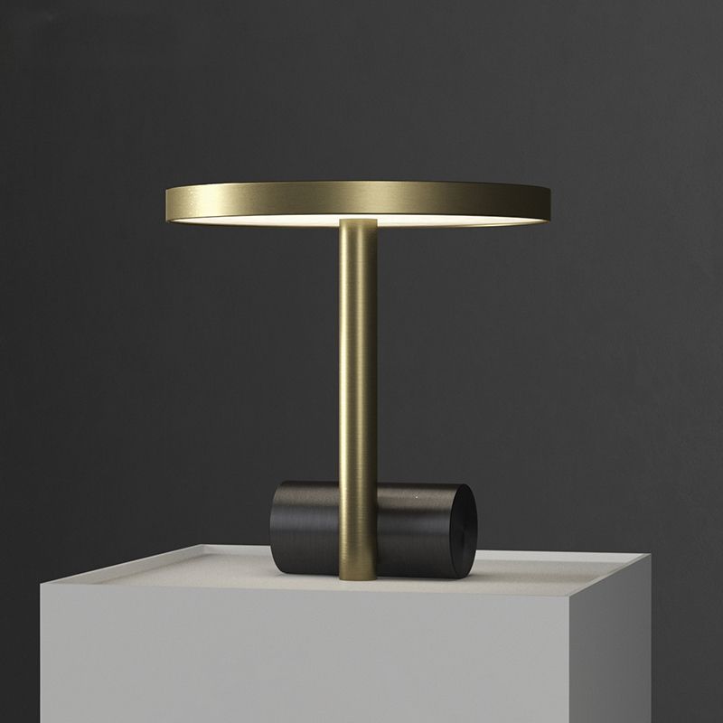 Éclairage de table d'or de table de nuit à LED post-moderne avec de l'ombre en métal pour salle d'étude