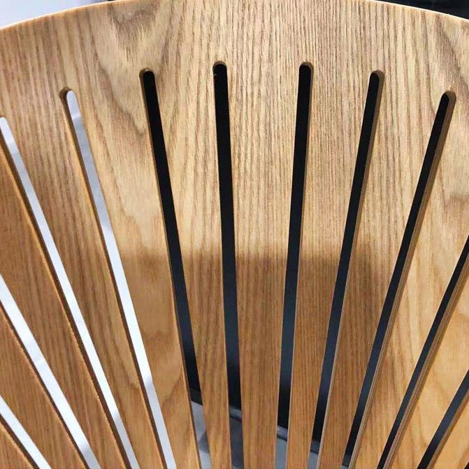 Silla lateral casera contemporánea con respaldo abierto, patas de metal, silla de comedor de madera