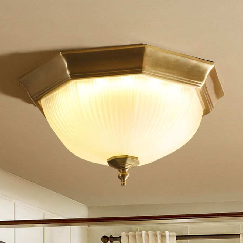 Inbouwplafondlamp Traditioneel koepelvormig wit glas inbouwarmatuur in messing voor slaapkamer