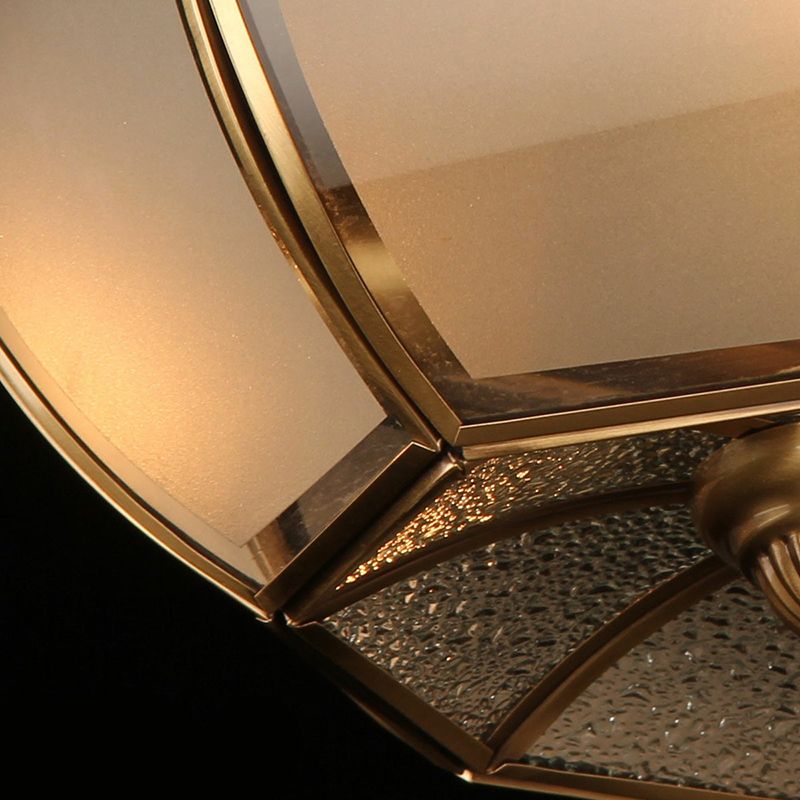 Milchglas-Messing-Einbauleuchte in Schalenform, minimalistische Deckenleuchte für das Esszimmer