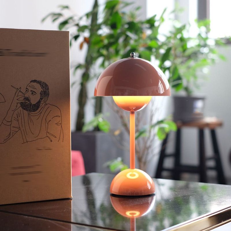 Lampada da tavolo moderna e minimalista a LED Lampada da tavolo Macaron emisfero in ferro battuto per camera da letto
