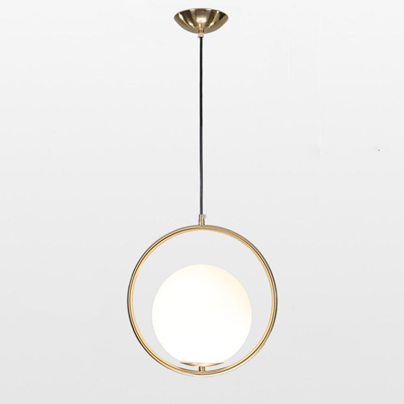 Gouden ijzerhanglicht met 7,8 "brede witte glazen bol schaduw moderne stijl enkele lampverlichtingsarmatuur