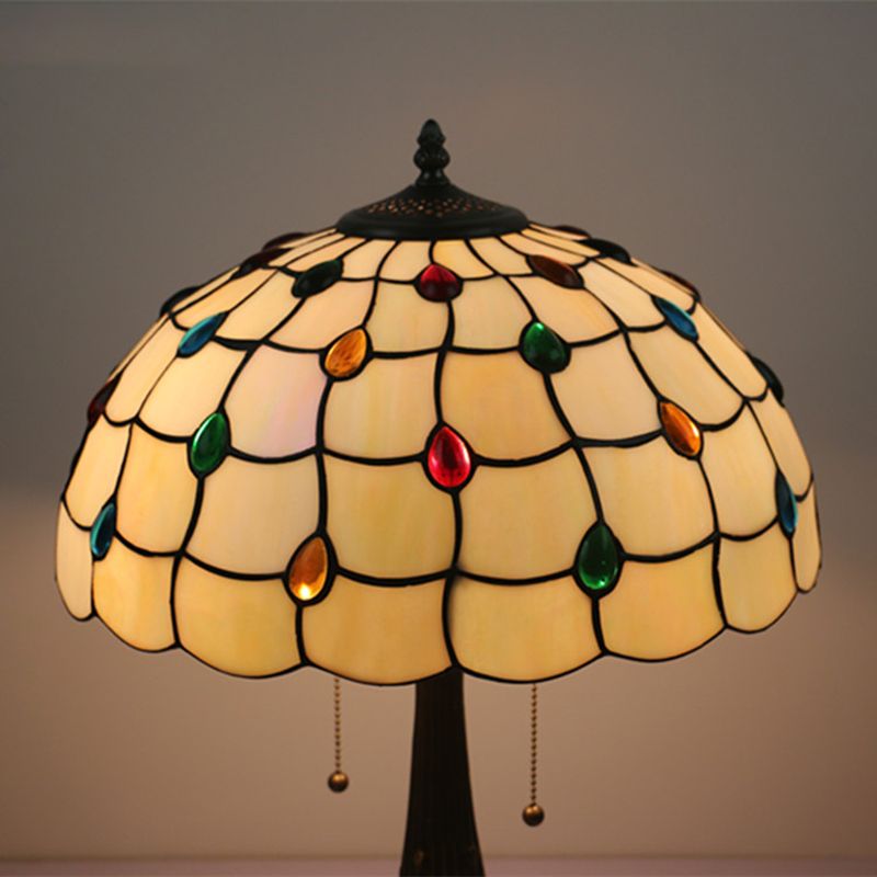 Table perlé Light Tiffany Style Treated Verre 1 Light Antique en laiton de nuit pour le chevet