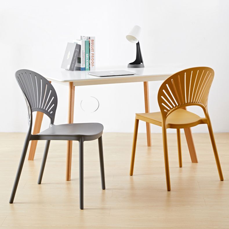 Silla plástica escandinava del respaldo abierto de la silla lateral del comedor de la cocina