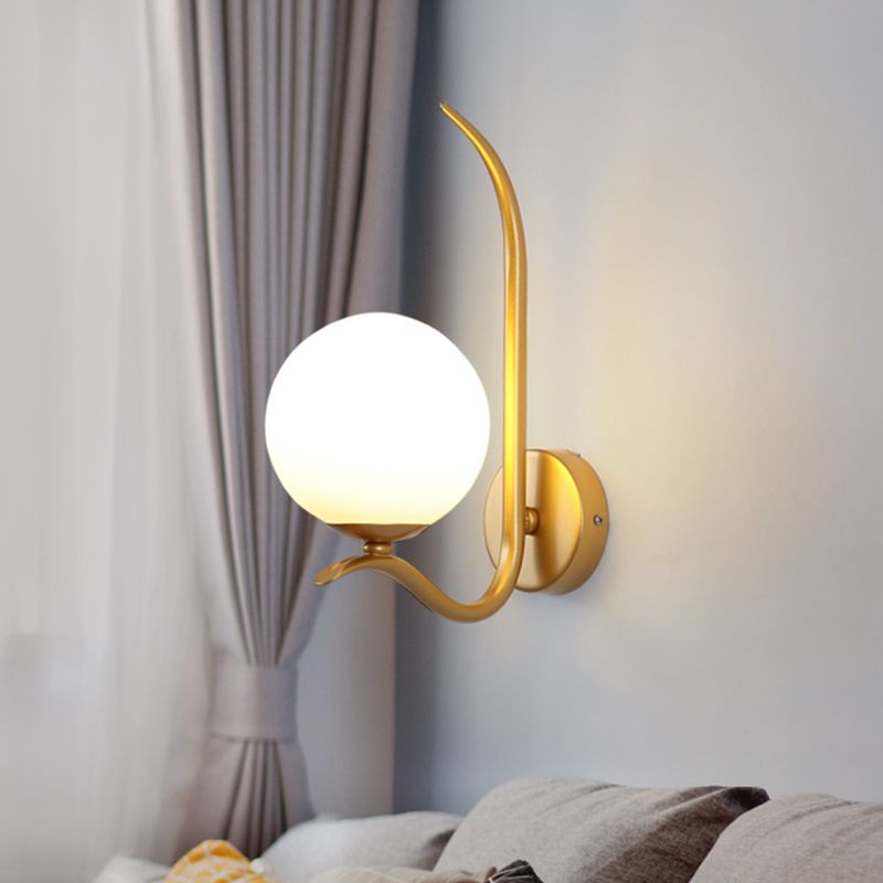 Luce di applique globale Modernista Bianco MODERISTRO 1 Lulb Gold Wall Monte illuminazione per camera da letto, largo 6 "/8"