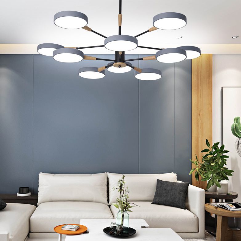 Apparecchiatura di illuminazione a sospensione dei cerchi metallici.