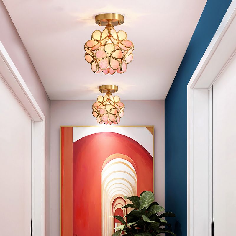 Lámpara empotrable de techo de vidrio Tiffany Floral Semi Mount Lighting de 1 luz en latón para pasillo