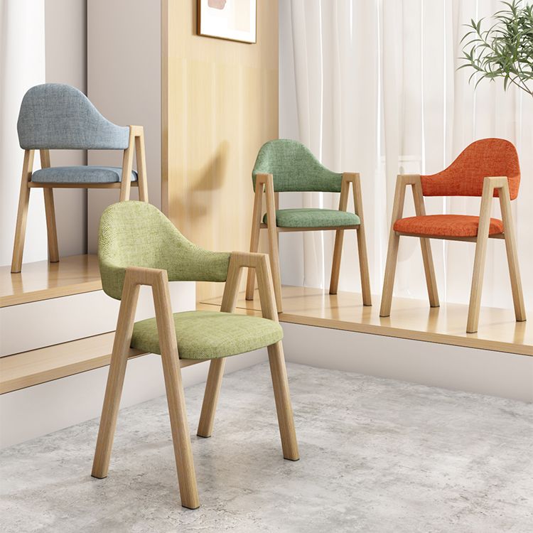 Chaise d'appoint contemporaine en métal, chaise simple à dossier ouvert et rembourrée pour la maison