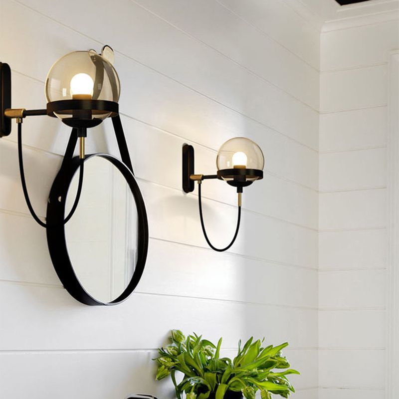 Moderne creatieve smeed met een enkele wandlamp met ijzeren bol hangen muurlicht met glazen schaduw