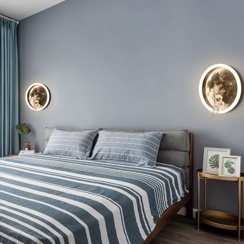 Modern Metal Wall Light Round Shape LED Wall Sconce with Astronaut for Bedroom