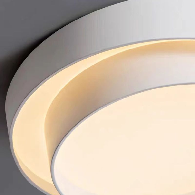 Plafonnier LED blanc en acrylique dans un montage encastré circulaire en fer de simplicité moderne pour les espaces intérieurs