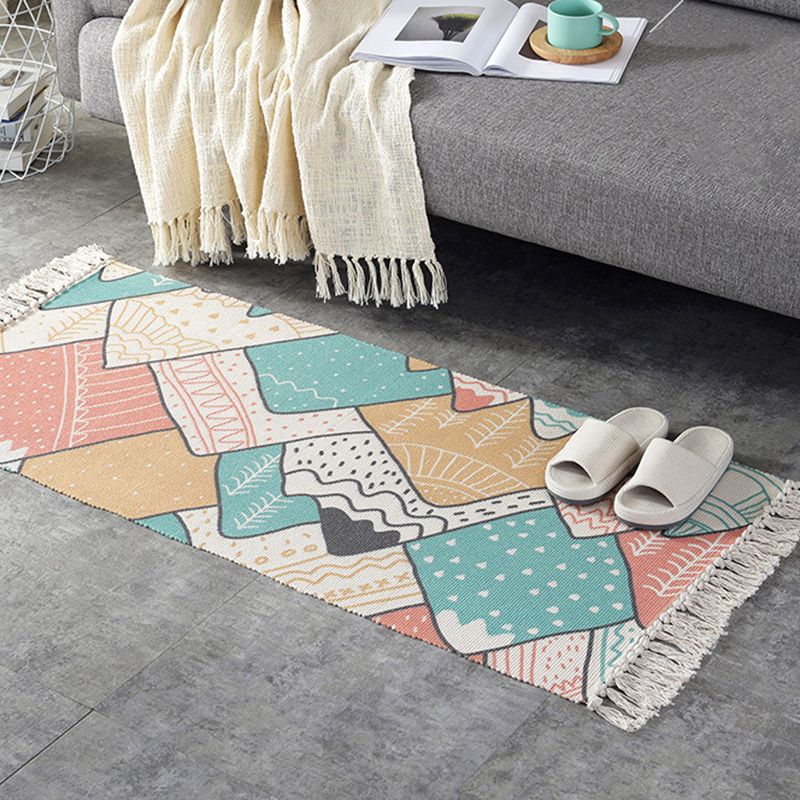 Tapis rétro multicolore décontracté.