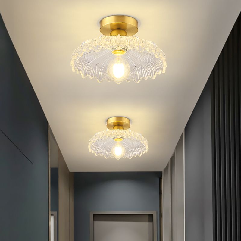 Minimalistische halbbündige Deckenleuchte mit goldenem Blumenmuster und Glasschirm