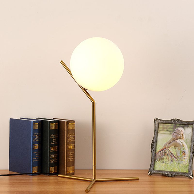 Lámpara de mesa de globo de vidrio blanco estilo Nordic Simplicity Fexting de iluminación de dormitorio en oro electrochado