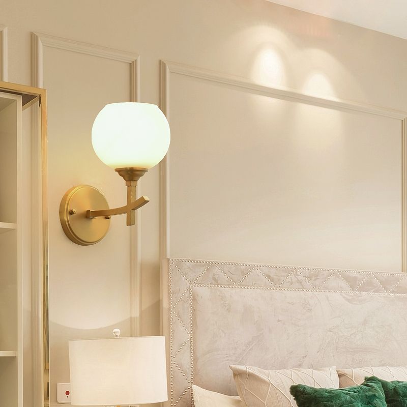 Modern gewapend SCONCE LICHT METALEN 1 KOP WANDEL MOUNT LAMP IN MESSEN MET BALL OPAL GLASS TADHE