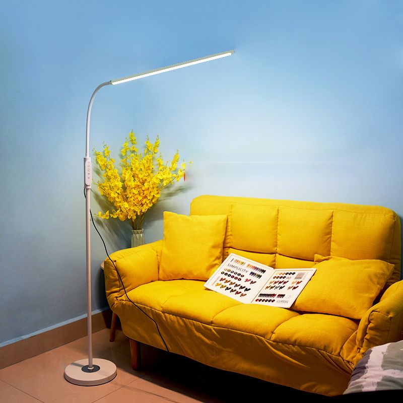 Lampadaire en forme linéaire de style contemporain de style métal.