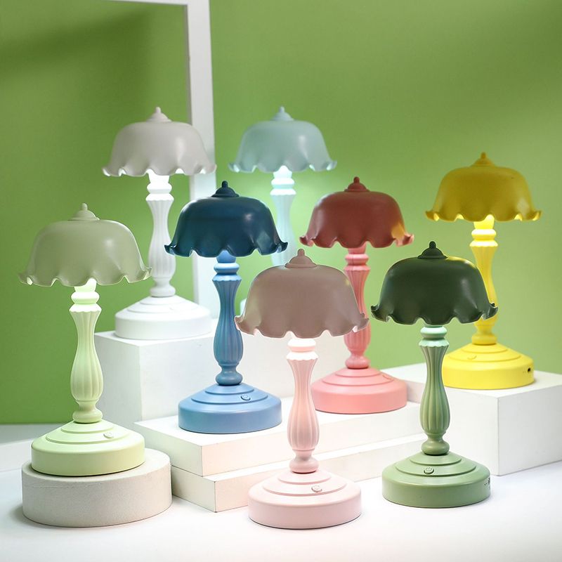 Flower USB Charging Table Lamp Contemporary Style Macaron Desk Lamp for Bedroom