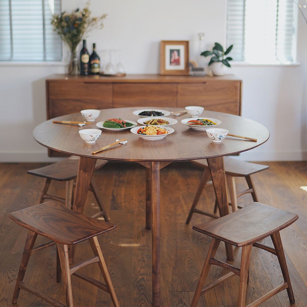 Simplicity Style Round Dining Table Solid Wood Dinner Table with 4 Legs