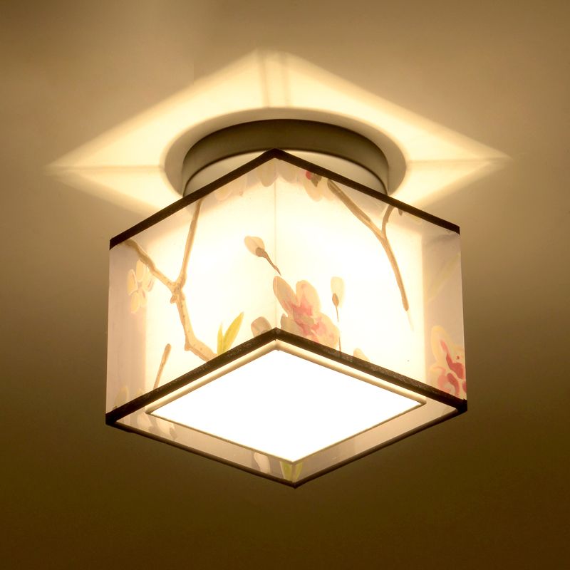 Traditionelle geometrische halbspüchen Deckenleuchte in der Nähe des Deckenlichts