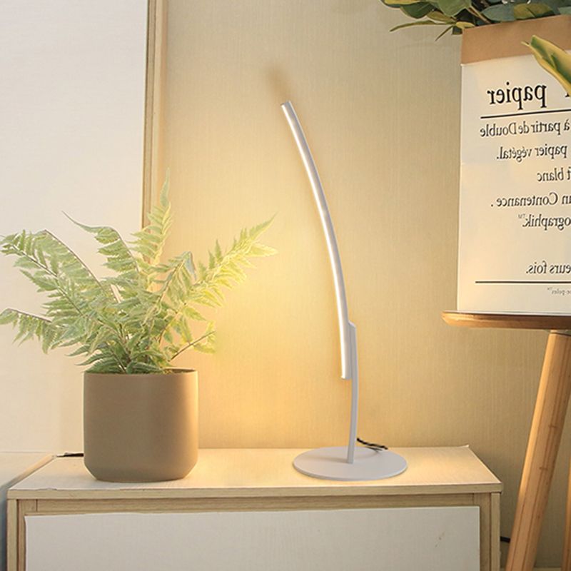 Illuminazione da lavoro a LED per camera da letto Modernismo Lampada da scrivania piccola bianca/nera con paralume acrilico sinuoso