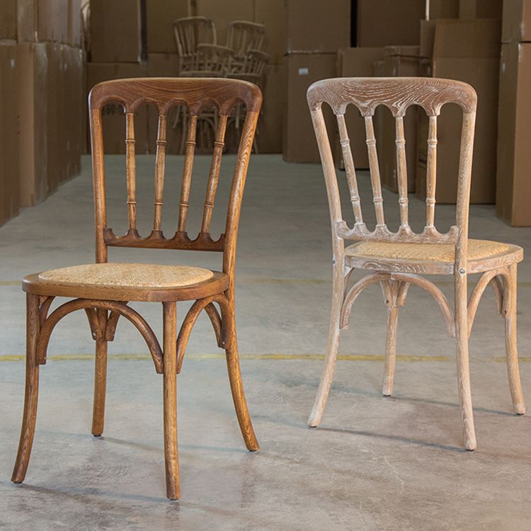 Patio de madera de la granja que cena la parte posterior natural del listón de la silla lateral que cena las sillas
