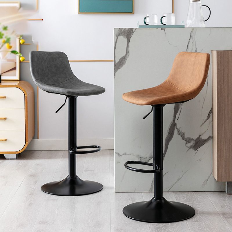 Zeitgenössischer verstellbarer Stange und Thekenhocker mit schwarzer Basis mit schwarzen Basis