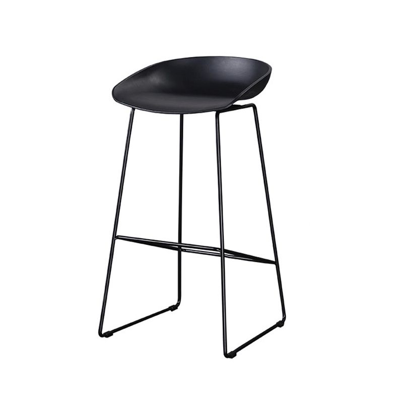 Tabourets de comptoir scandinaves en plastique et acier, sans dossier, avec siège baquet (Ensemble de 2)