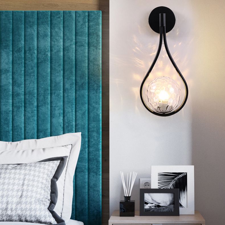 Luz de pared colgante de hierro forjado en una moderna lámpara de pared de vidrio de globo creativo para el dormitorio