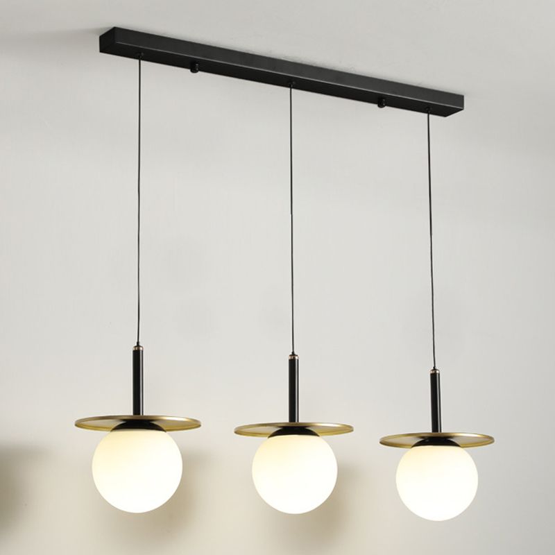 28.3 "Globo de vidrio blanco de ancho de 3 luces Ligera de metal redonda Decoración de lámina de metal de estilo posmoderno Costilización de iluminación en oro