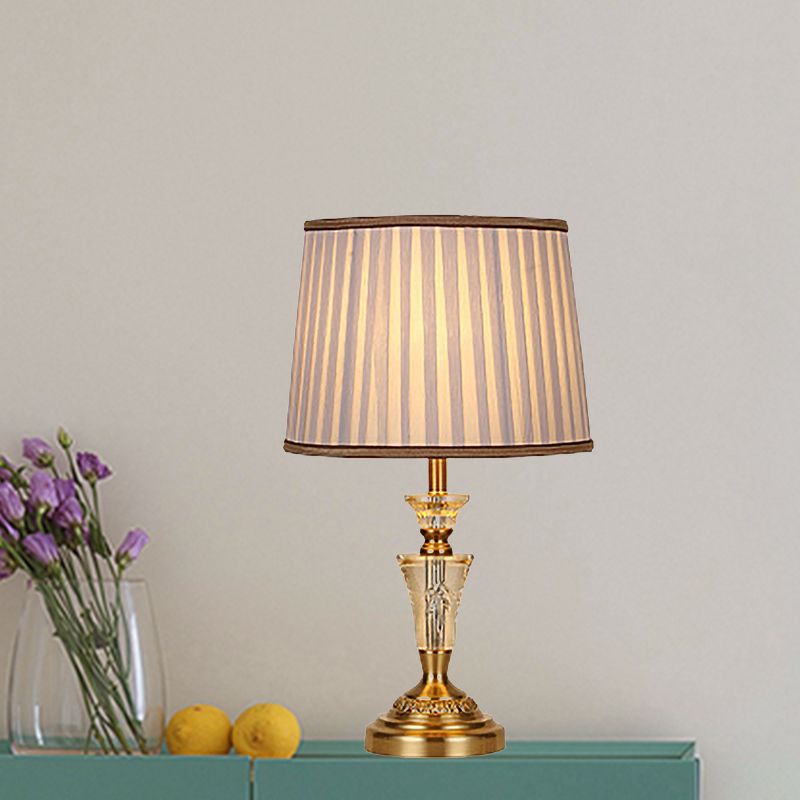 Lámpara de mesa de noche contemporánea de 1 bombilla, luz de libro de lectura de cono dorado con pantalla de tela
