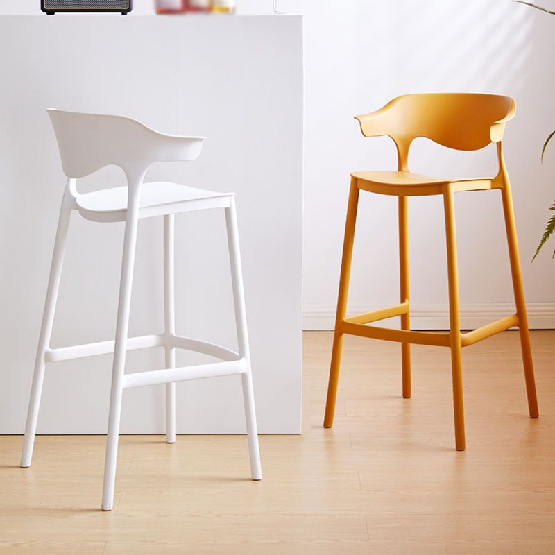 Tabouret de bar nordique à dossier bas en plastique, haut empilable d'intérieur avec siège en selle