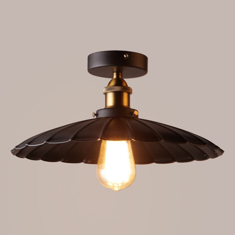 Luz de techo festoneada de metal para restaurante industrial cerca de la luz de techo en negro