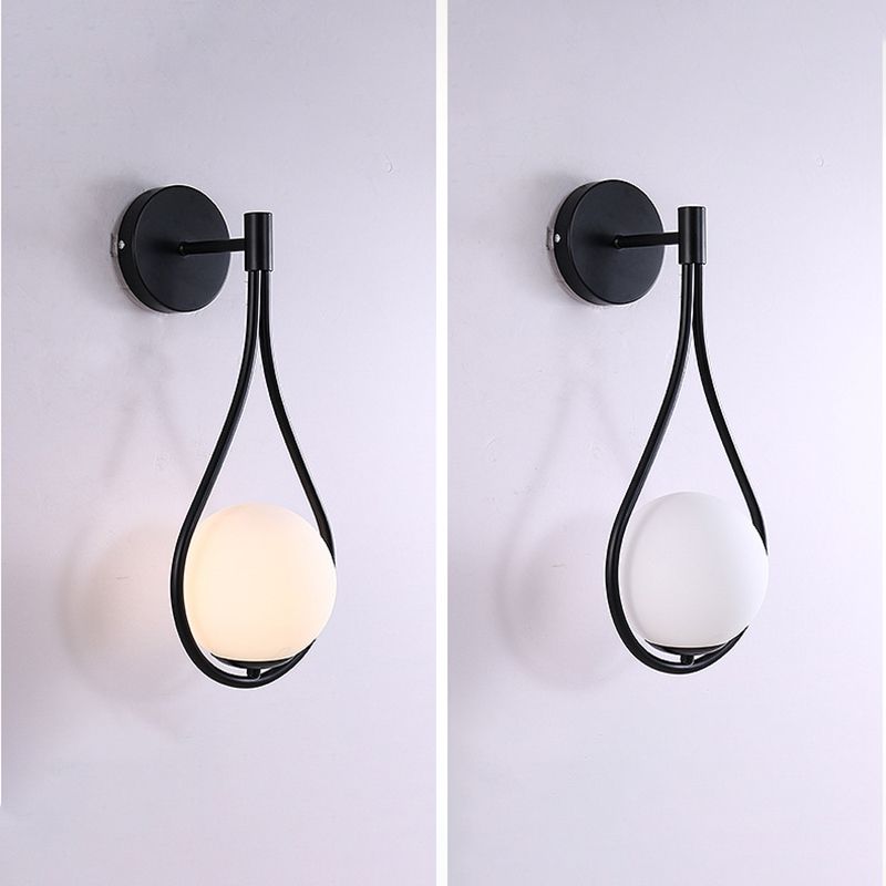 Luz de pared colgante de hierro forjado en una moderna lámpara de pared de vidrio de globo creativo para el dormitorio